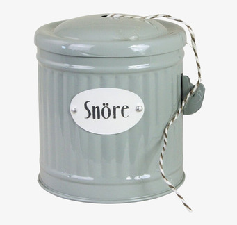 Bild av grön plåtburk med snöre och elegant design