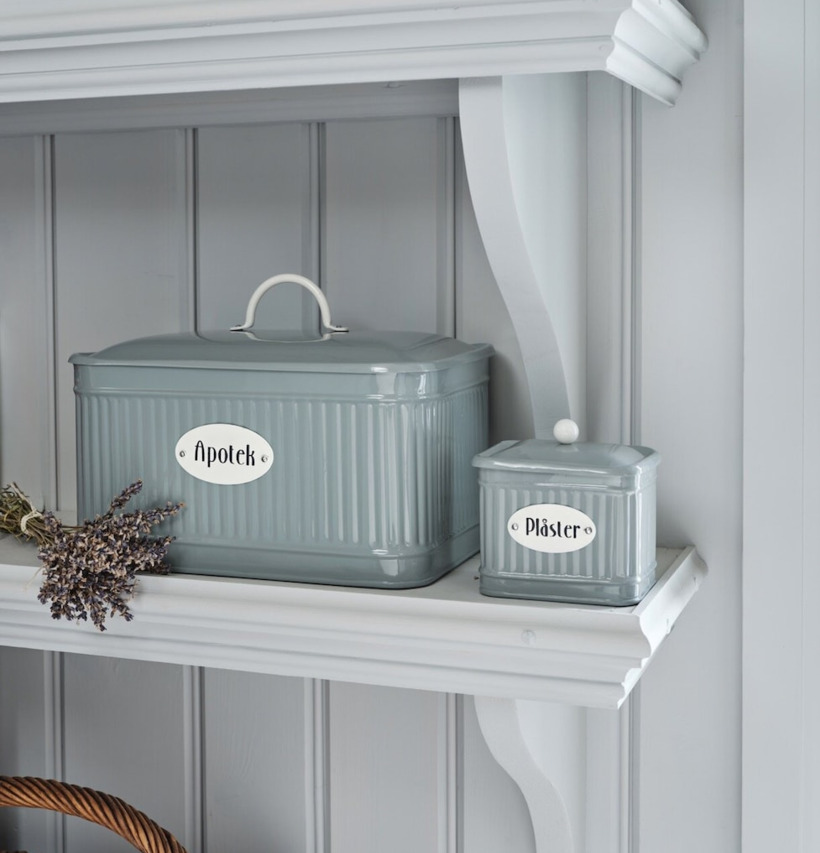 Bild av charmig grön plåtburk i hemtrevlig inredning