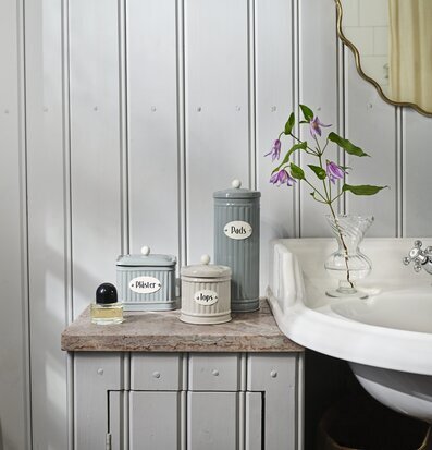 Bild av ett klassiskt badrum med eleganta detaljer