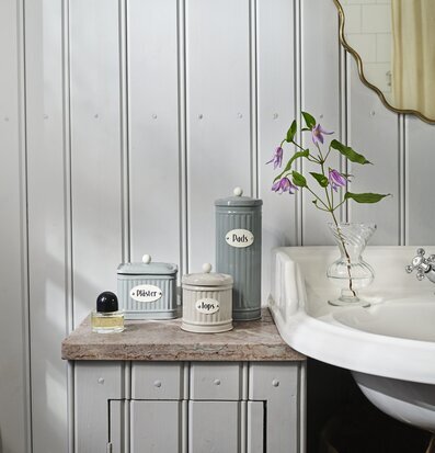 Foto av harmoniskt badrum med stilfulla plåtburkar