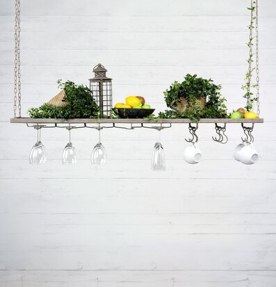 Bild av elegant hängande hylla i metall med dekorationer
