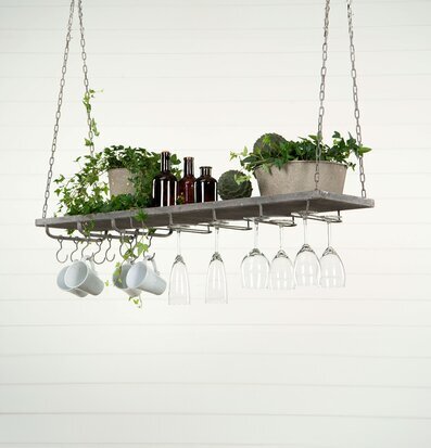Foto av stilren hängande hylla med växter och glas