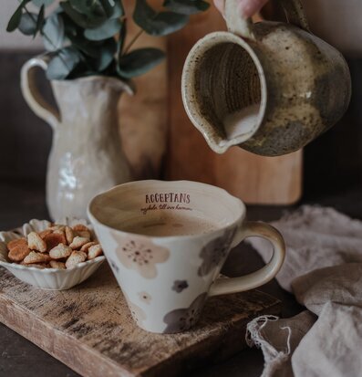 Bild av rofylld inredning med kopp och naturliga inslag