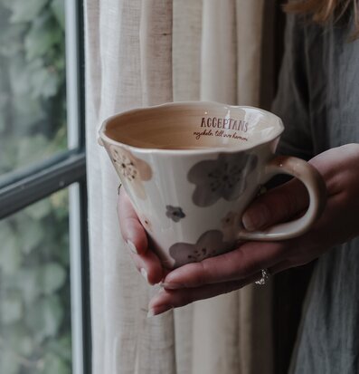 Bild av lugn och harmoni med stilfull mugg i handen