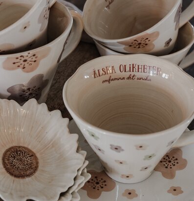 Bild av smakfullt designade keramikprodukter med budskap