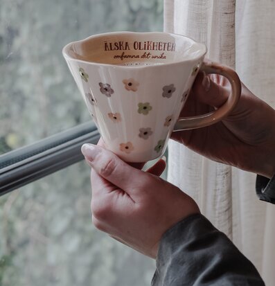 Bild av stilfull mugg med budskap om mångfald och harmoni