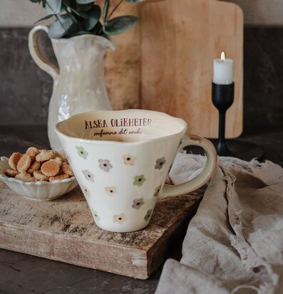 Bild av harmonisk inredning med mugg och eukalyptusblad