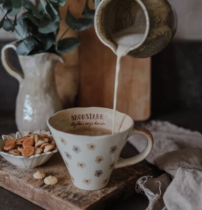 Bild av mysig miljö med varm dryck och hemtrevlig känsla