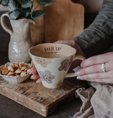 Bild av harmonisk inredning med keramik och naturtoner