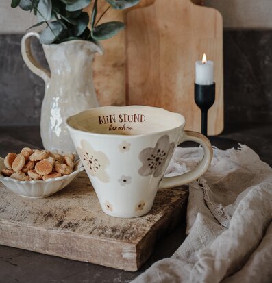 Bild av harmonisk inredning med mugg och ljusstake