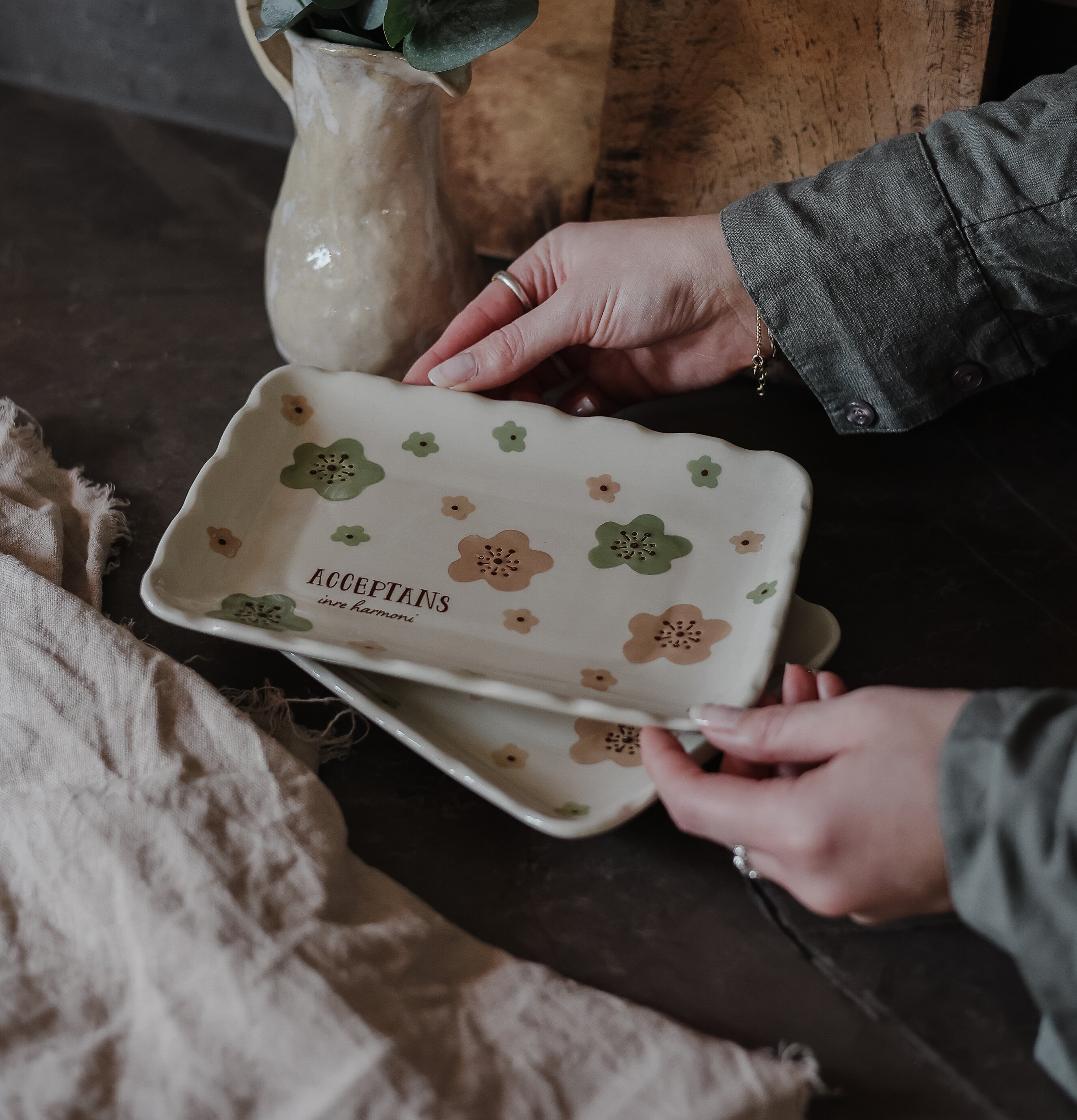 Fat Acceptans inre harmoni - Majas Cottage Tallrikar Djupa tallrikar (ej skål) Desserttallrikar Assietter Barntallrikar Picknicktallrikar