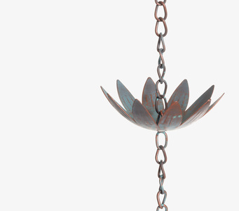 Foto av elegant regnkedja med blommor i metallpatina