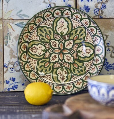 Bild av elegant tallrik med intrikata mönster och färger