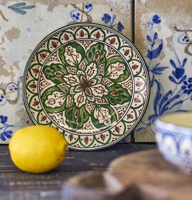 Bild av färgstark assiett med harmonisk inredning