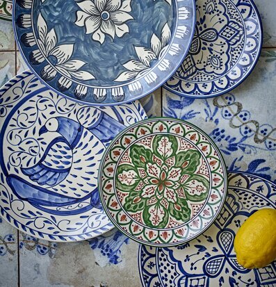 Bild av dekorativa tallrikar med blommönster och citron