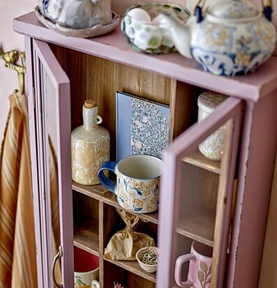 Bild av inspirerande interiör med rosa vägg och väggskåp