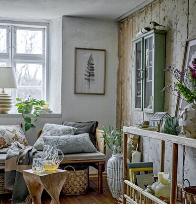 Bild av harmonisk och stilfull inredning med grönt skåp