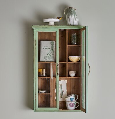 Foto av charmigt väggskåp med glasdörrar och träfack