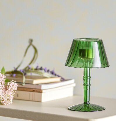 Bild av elegant ljusstake i harmonisk och stilren miljö