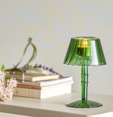 Bild av grön ljusstake i harmonisk och inbjudande miljö