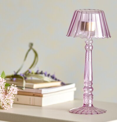 Foto: Rosa ljusstake skapar harmonisk och mysig atmosfär