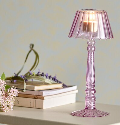 Bild av elegant rosa ljusstake i stilfull inredning