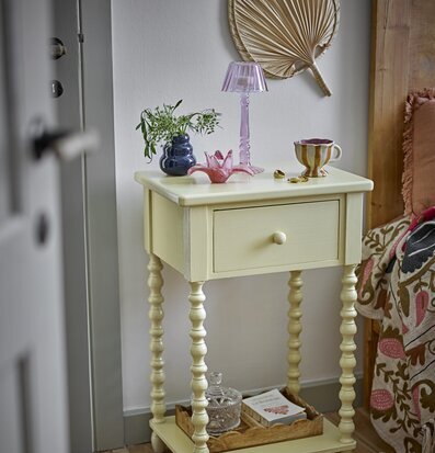 Bild av hemtrevlig inredning med pastell och naturtoner