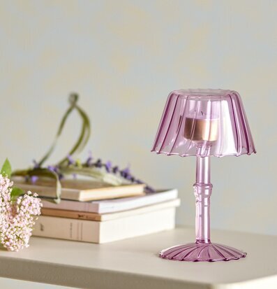 Bild av elegant rosa ljusstake i glas för heminredning