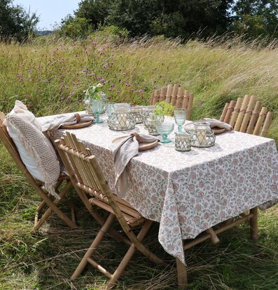 Foto av en elegant dukning i naturskön utomhusmiljö