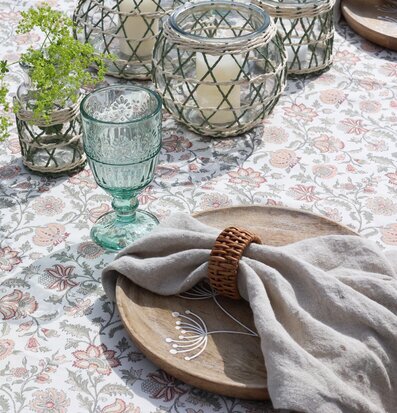 Bild av lantlig dukning med rustik och harmonisk känsla