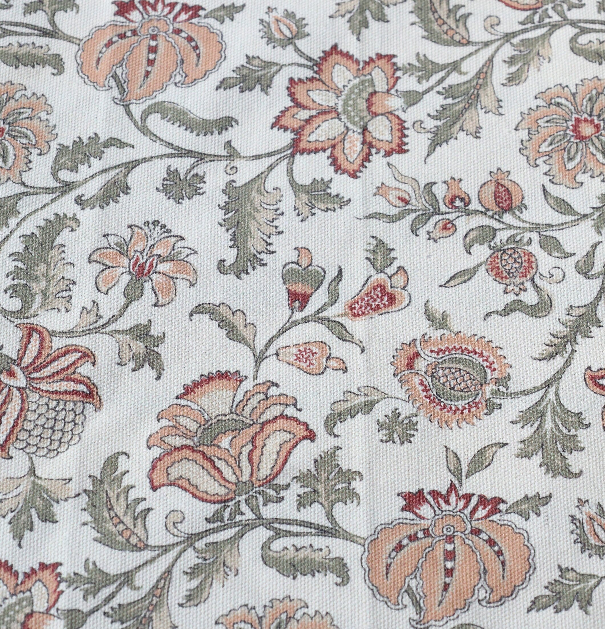 Bild av bordsduk med intrikat blomsterprint och harmoni