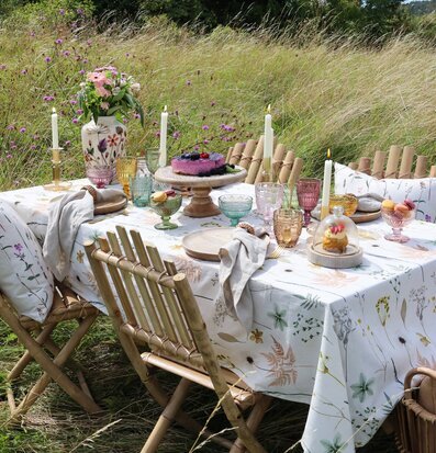 Bild av somrig picknick med stilfull dukning utomhus