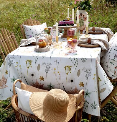 Bild av inbjudande utomhusmiljö med rustik elegans