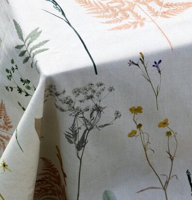 Bild av bordsduk med blommigt mönster och naturkänsla