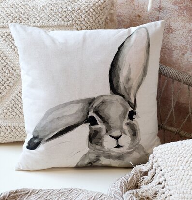 Bild: Kuddfodral med kaninmotiv i harmonisk inredning