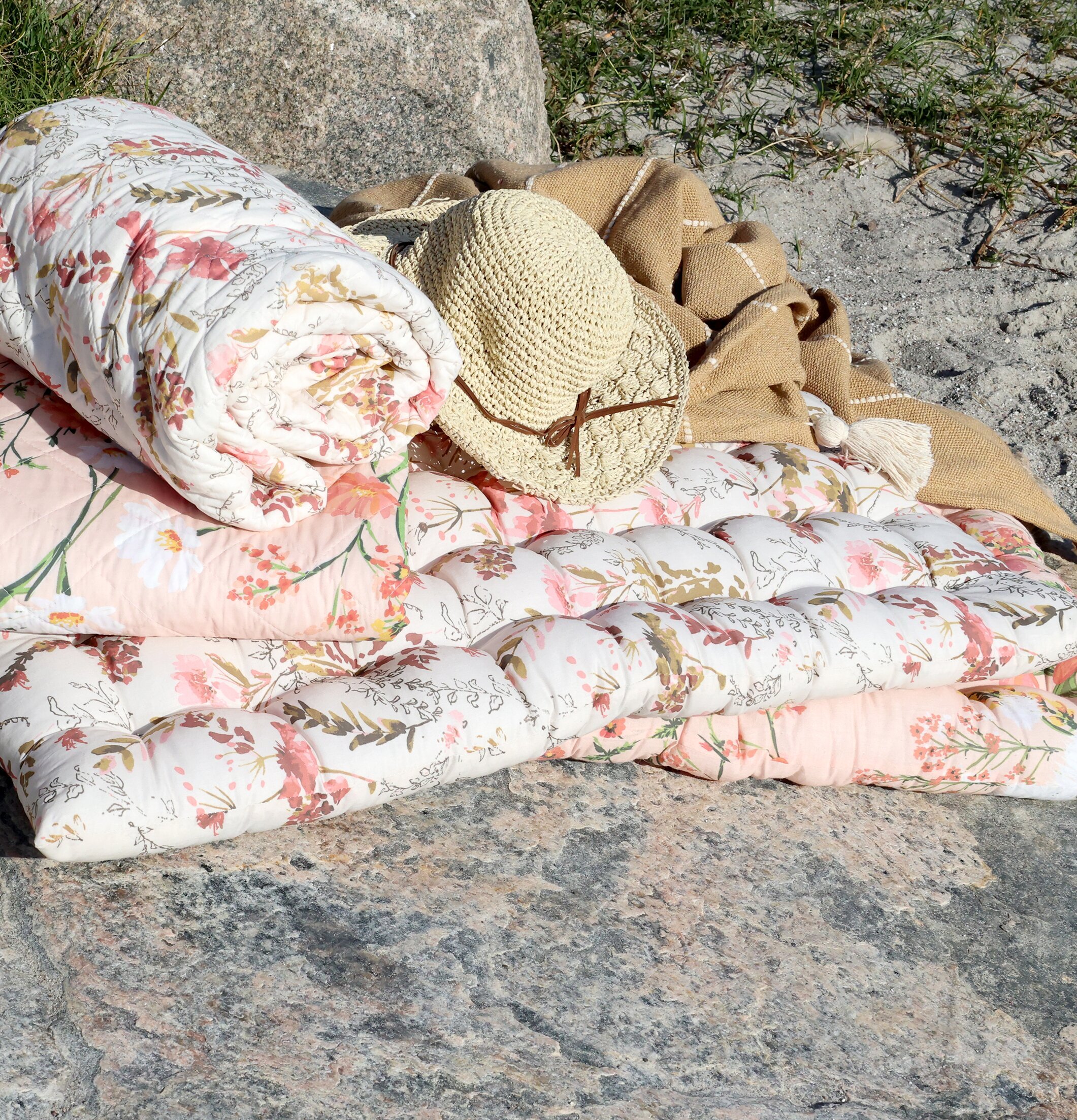 Bild av en mysig picknickplats med blommig madrass