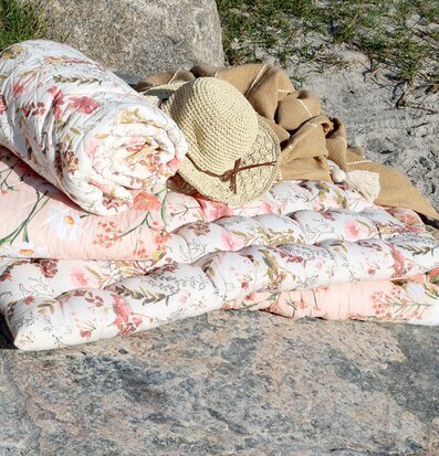 Bild av en mysig picknickplats med blommig madrass