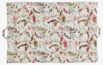 Bild av madrass med blommigt mönster och krämfärgad bakgrund