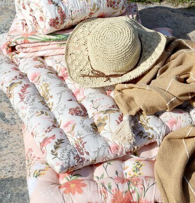 Bild av charmig utomhusscen med madrass och accessoarer