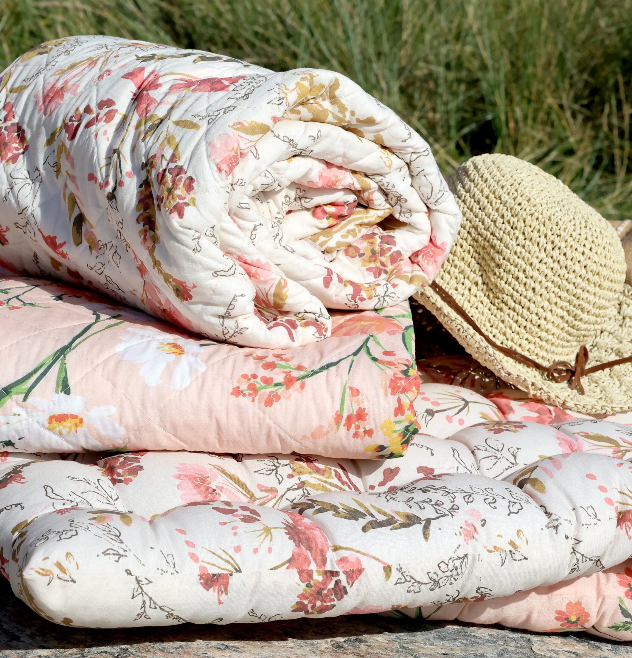 Bild av vackert komponerad scen med blommönstrad madrass