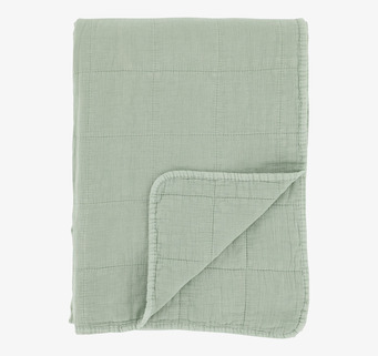 Bild av quiltad pläd i dämpad grön färg och elegant design