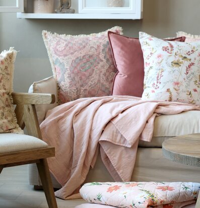 Bild av harmonisk och hemtrevlig vardagsrumsinredning