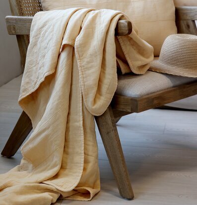 Bild av inbjudande scen med pläd och elegant stol