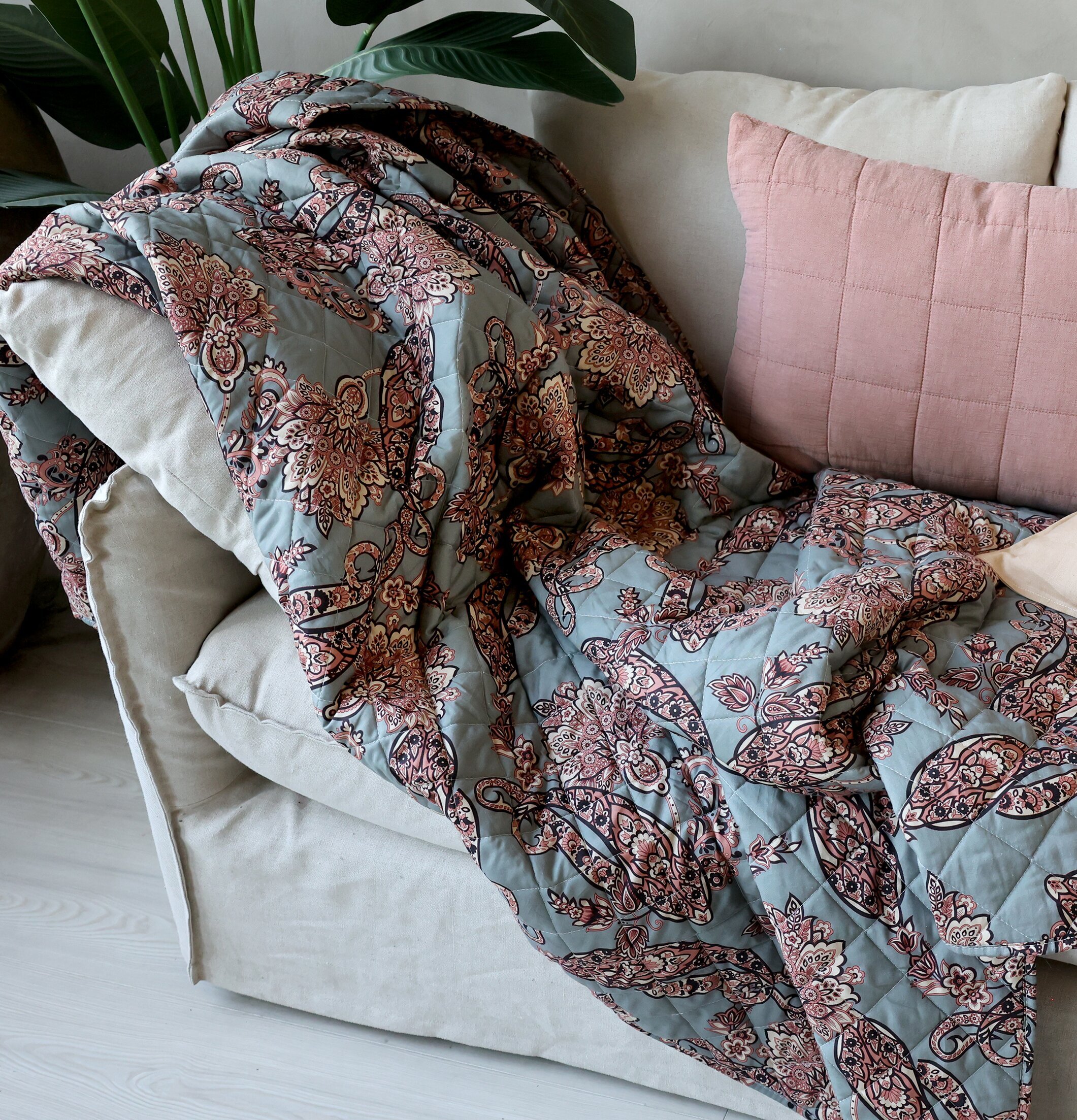 Bild av inbjudande soffhörna med stilfulla textilier