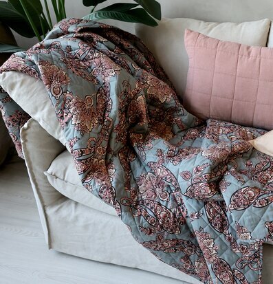 Bild av inbjudande soffhörna med stilfulla textilier