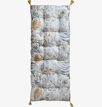 Bild av blommig golvmadrass med tofsar och quiltad yta