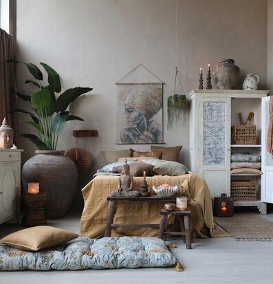 Bild av harmoniskt rum med ljus och naturlig inredning