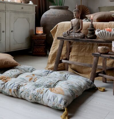 Bild av harmoniskt inrett rum med golvmadrass och detaljer