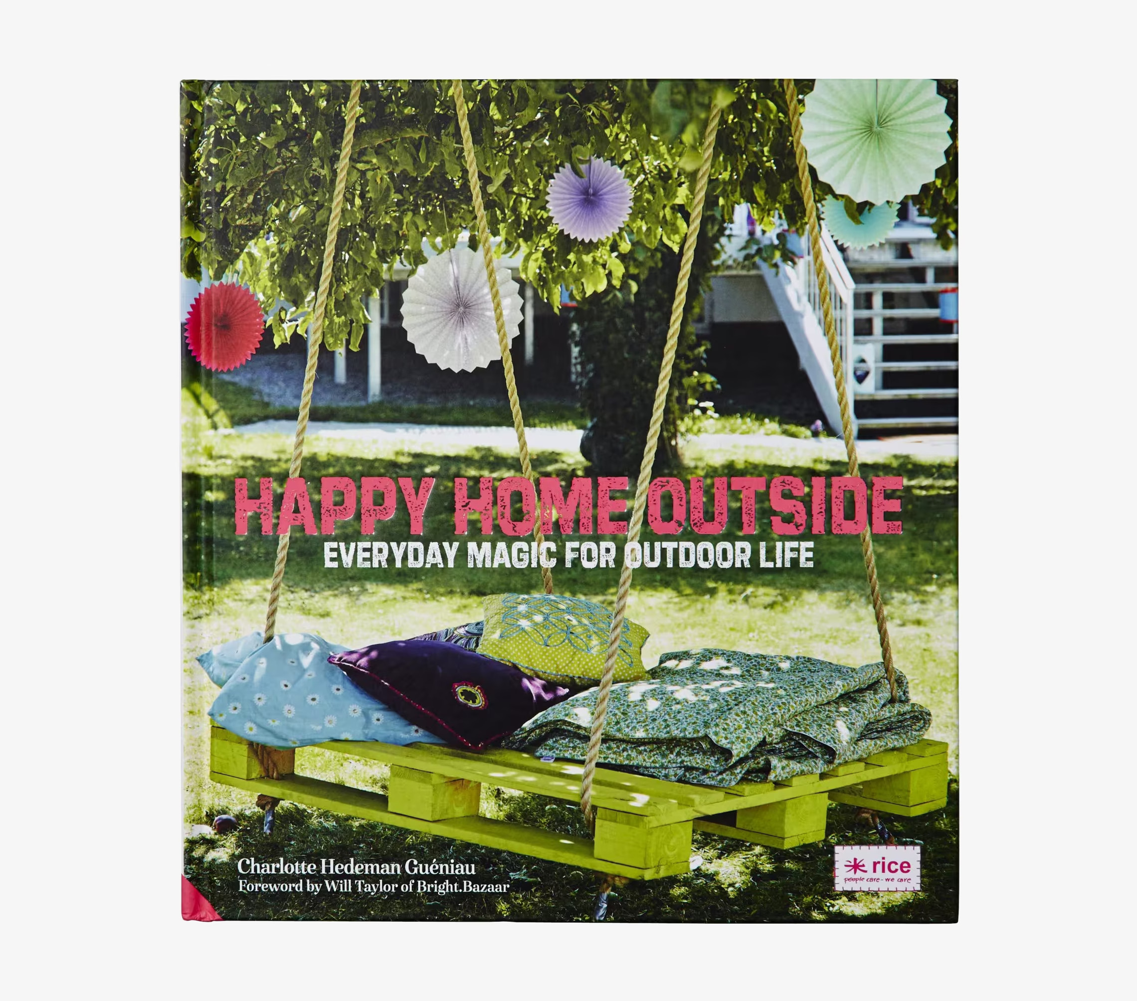 Happy Home Outside från Rice med färgglada kuddar och gunga