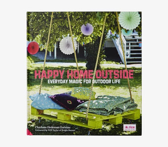 Happy Home Outside från Rice med färgglada kuddar och gunga